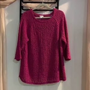 Knitted fish net like fuchsias 3/4 sleeve top.